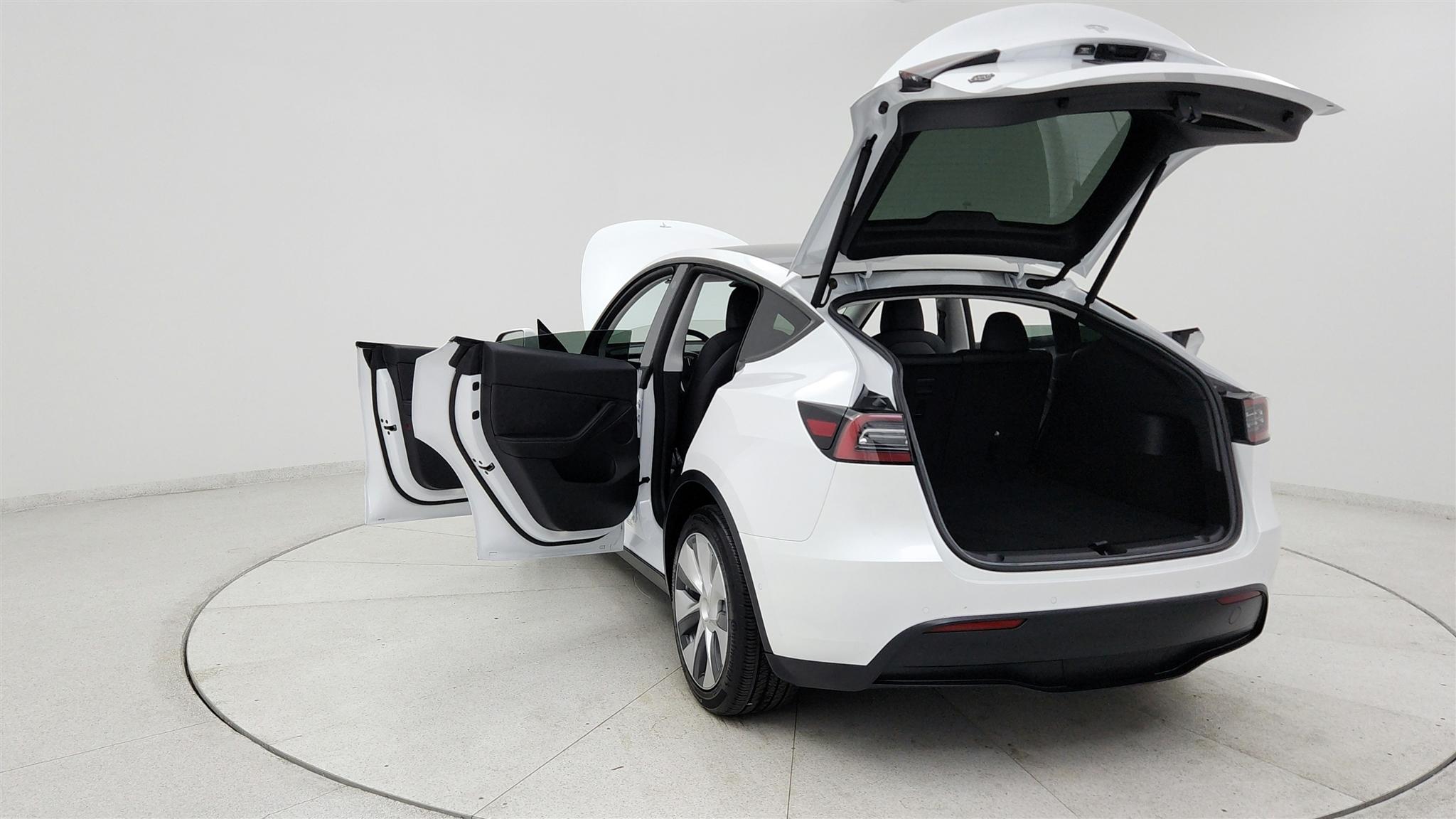 Tesla Model Y photo 4