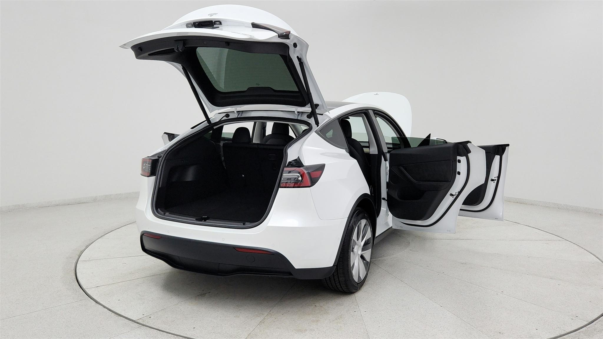 Tesla Model Y photo 5