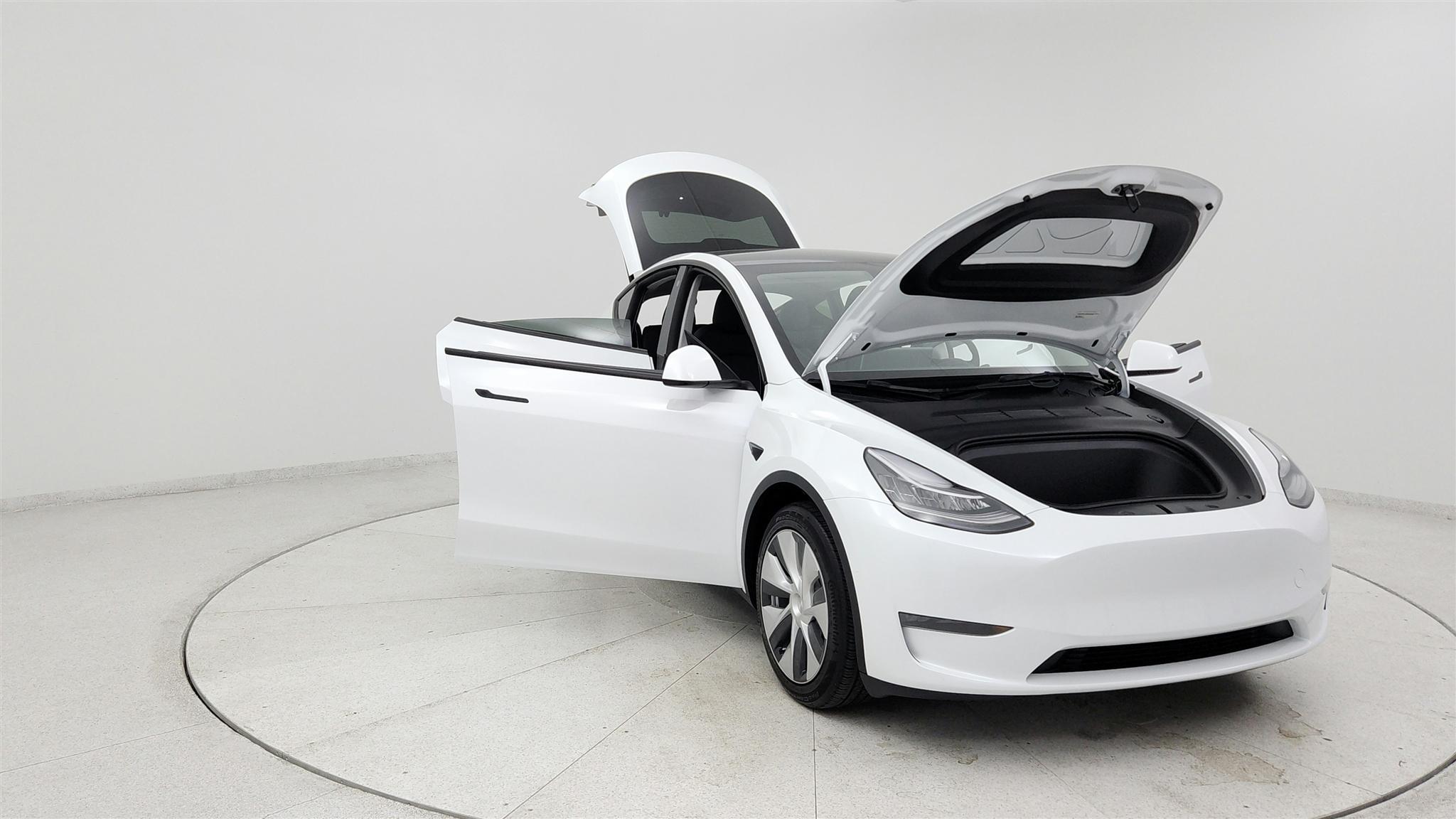 Tesla Model Y photo 8