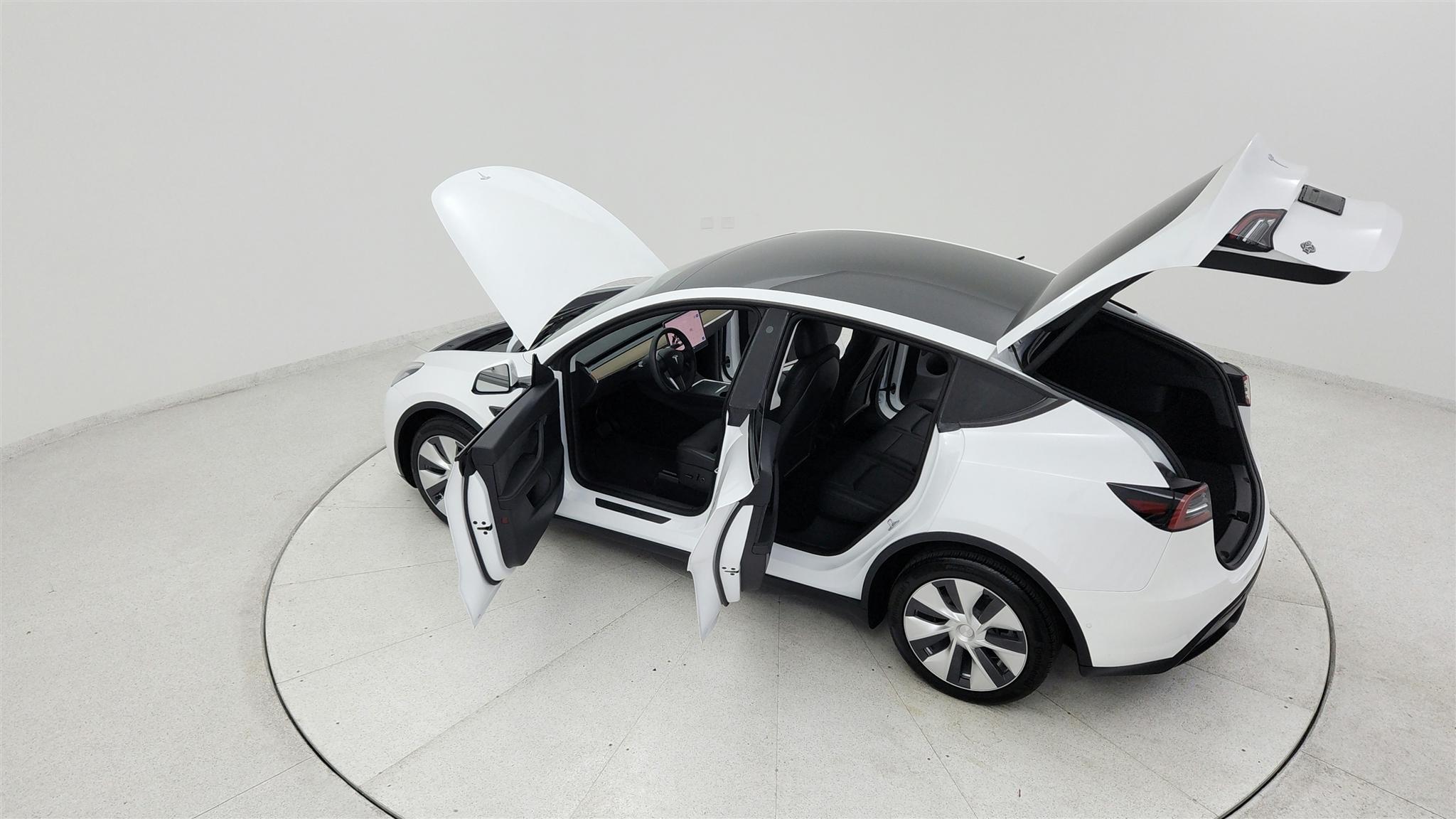Tesla Model Y photo 11