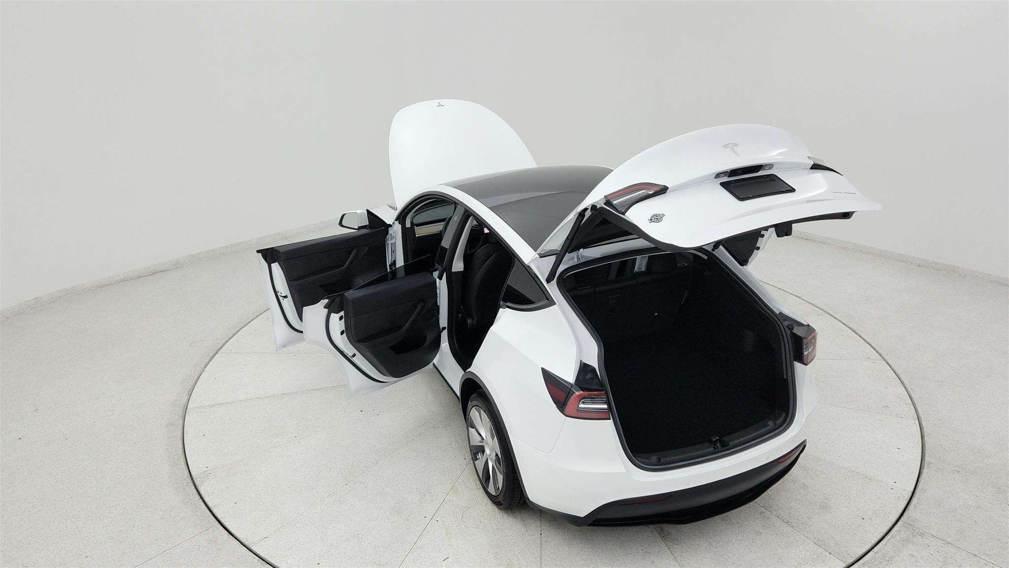 Tesla Model Y photo 12