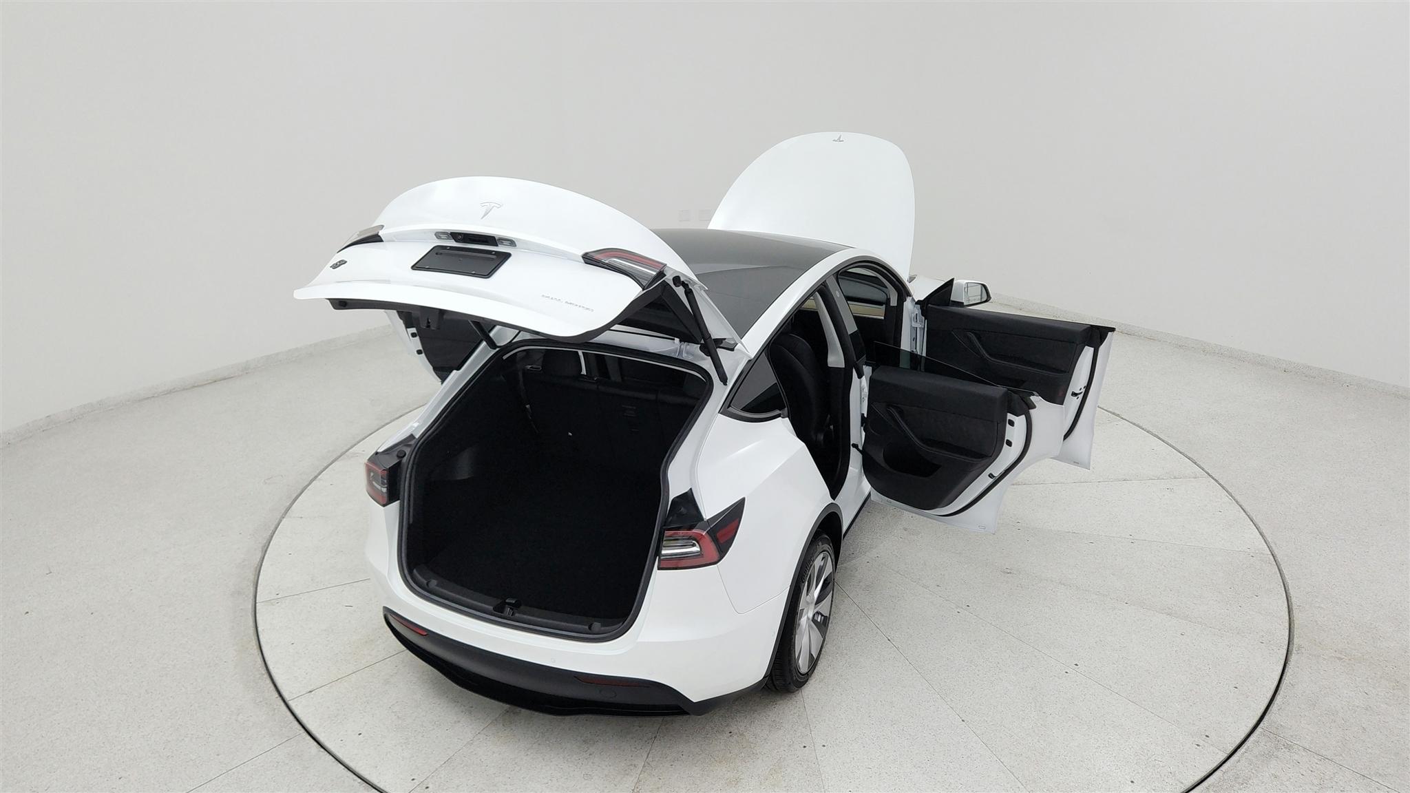 Tesla Model Y photo 13