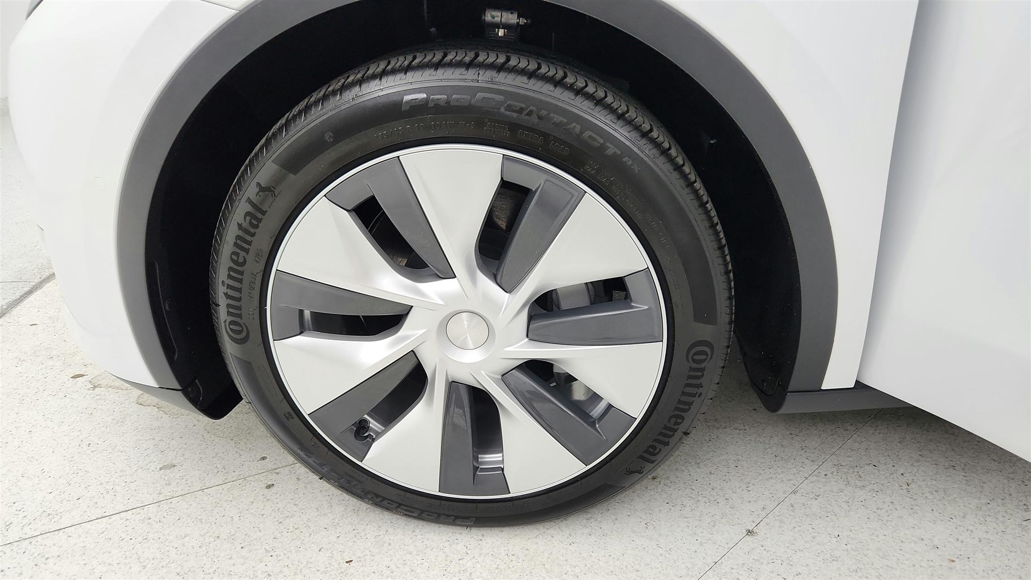 Tesla Model Y photo 17