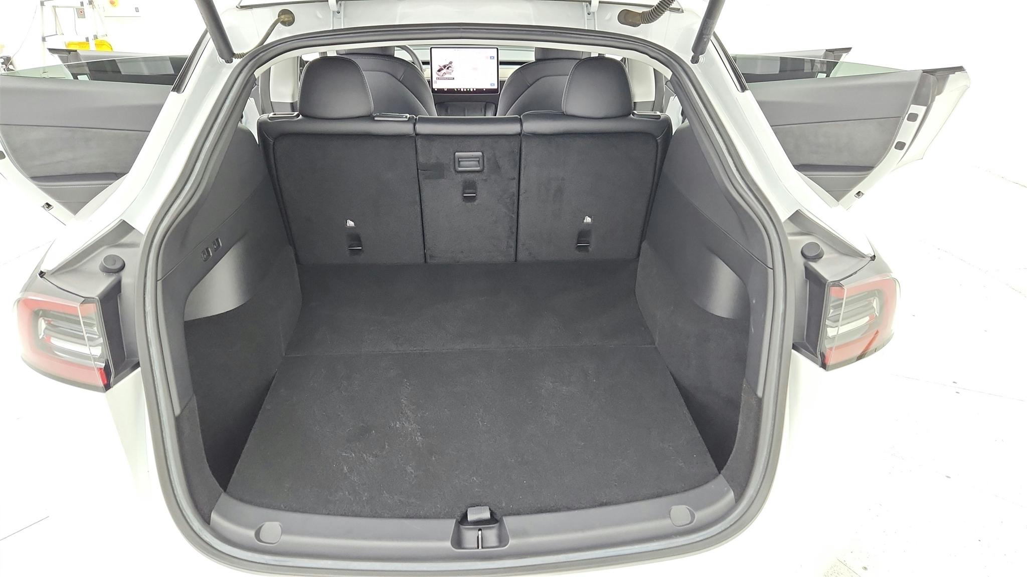 Tesla Model Y photo 23