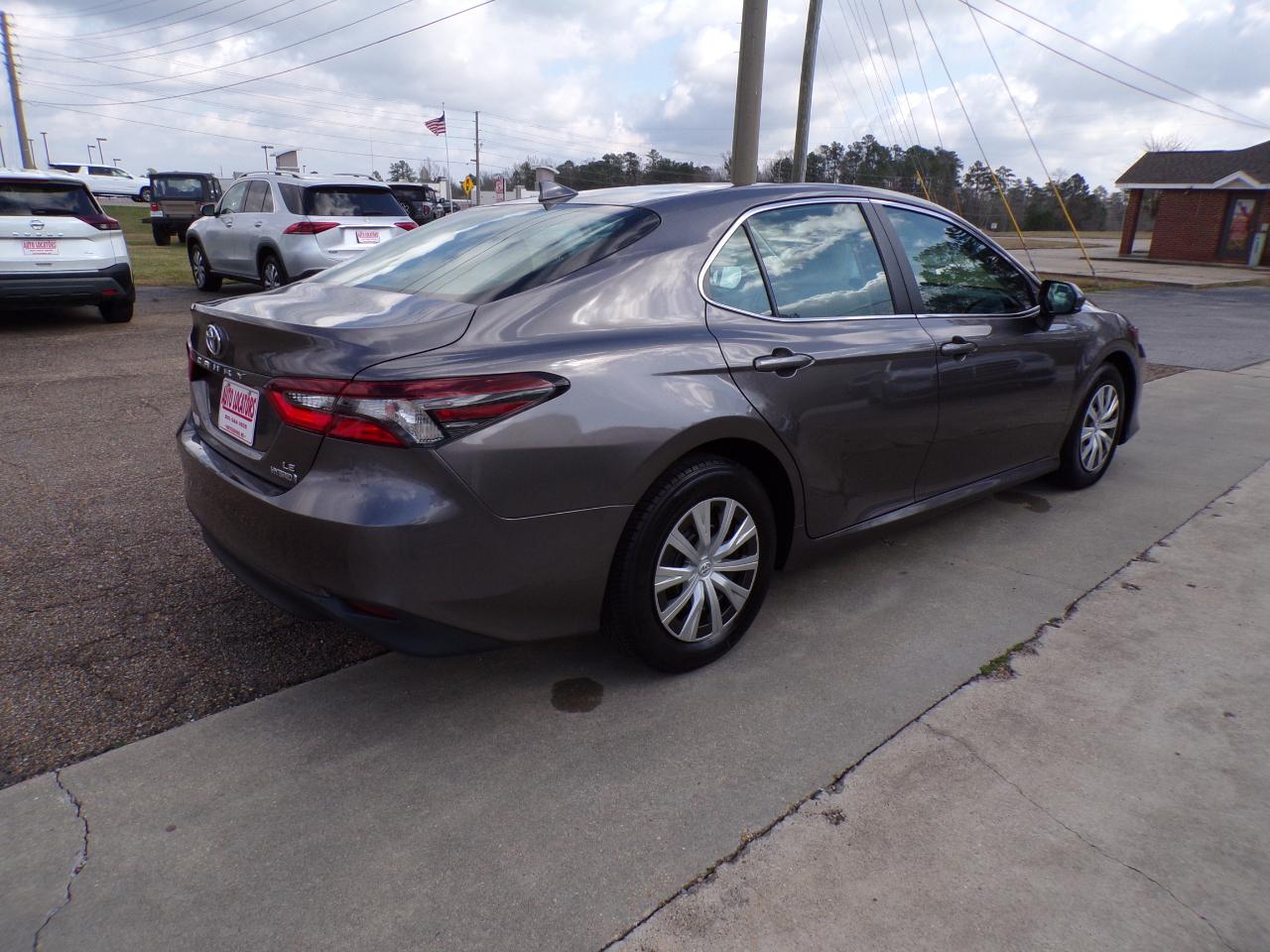 Toyota Camry Hybrid LE CVT (Natl) 2022