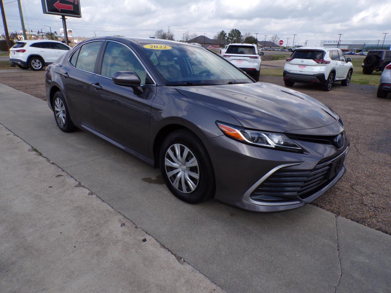 Toyota Camry Hybrid LE CVT (Natl) 2022