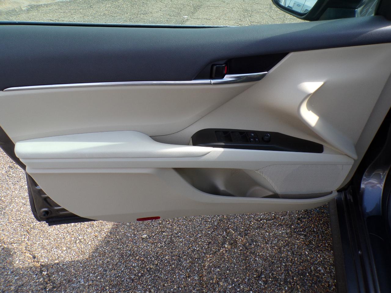 Toyota Camry Hybrid LE CVT (Natl) 2022