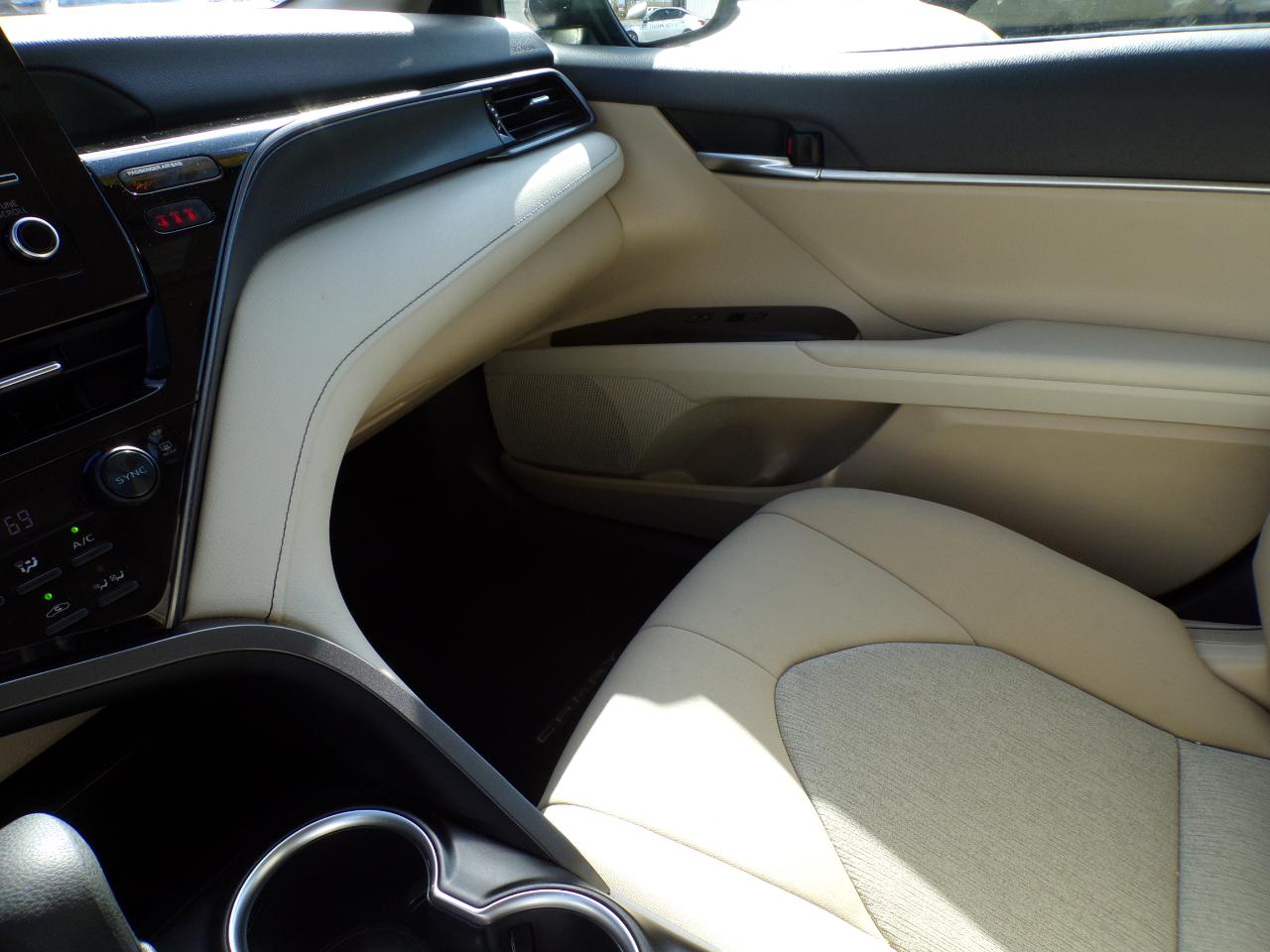 Toyota Camry Hybrid LE CVT (Natl) 2022