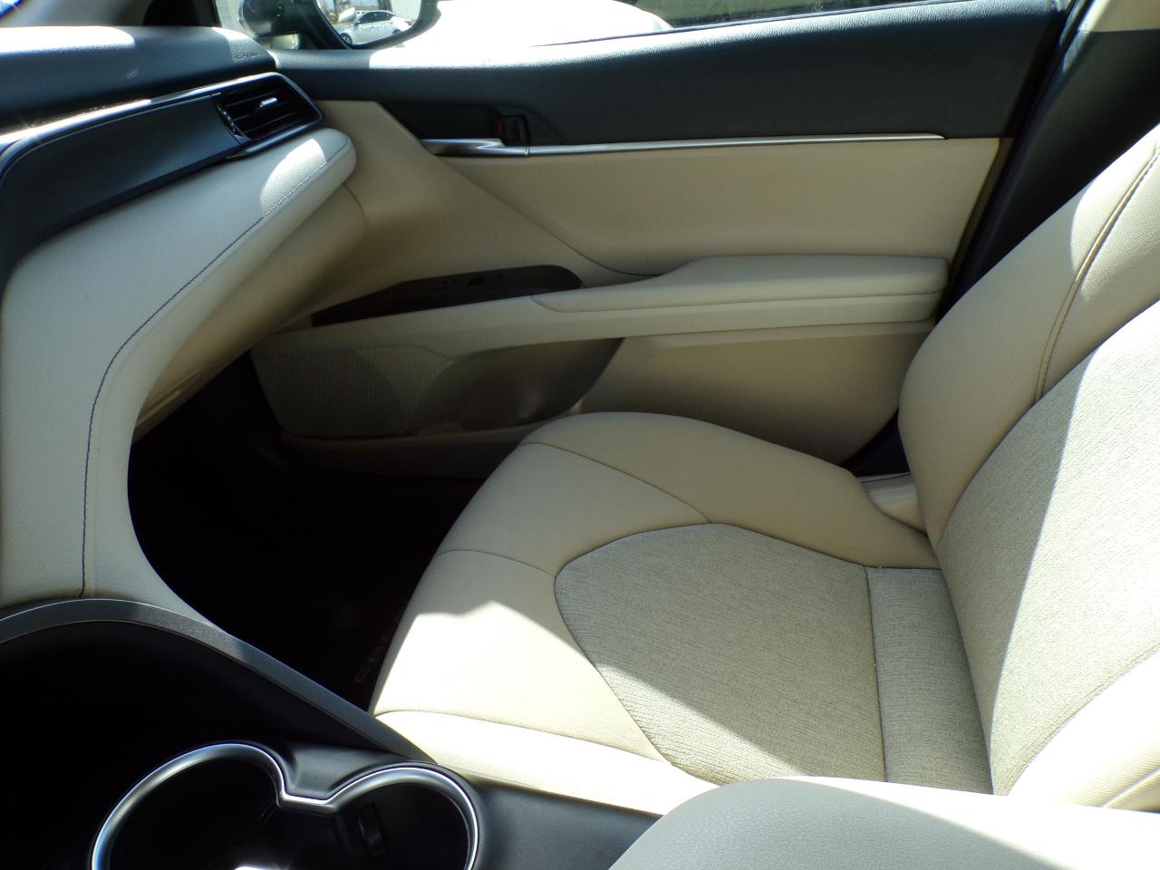 Toyota Camry Hybrid LE CVT (Natl) 2022