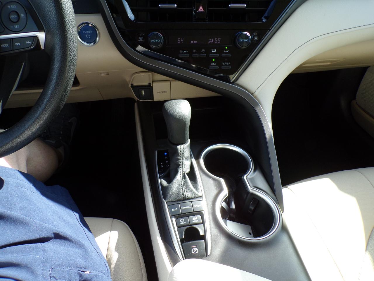 Toyota Camry Hybrid LE CVT (Natl) 2022