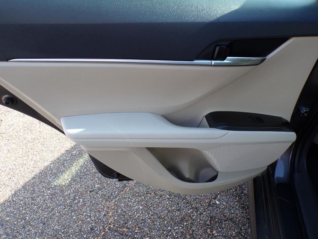 Toyota Camry Hybrid LE CVT (Natl) 2022