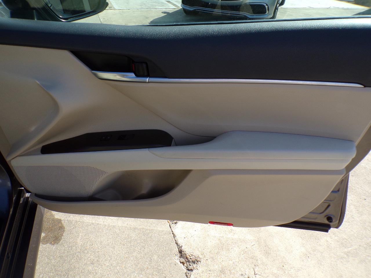 Toyota Camry Hybrid LE CVT (Natl) 2022