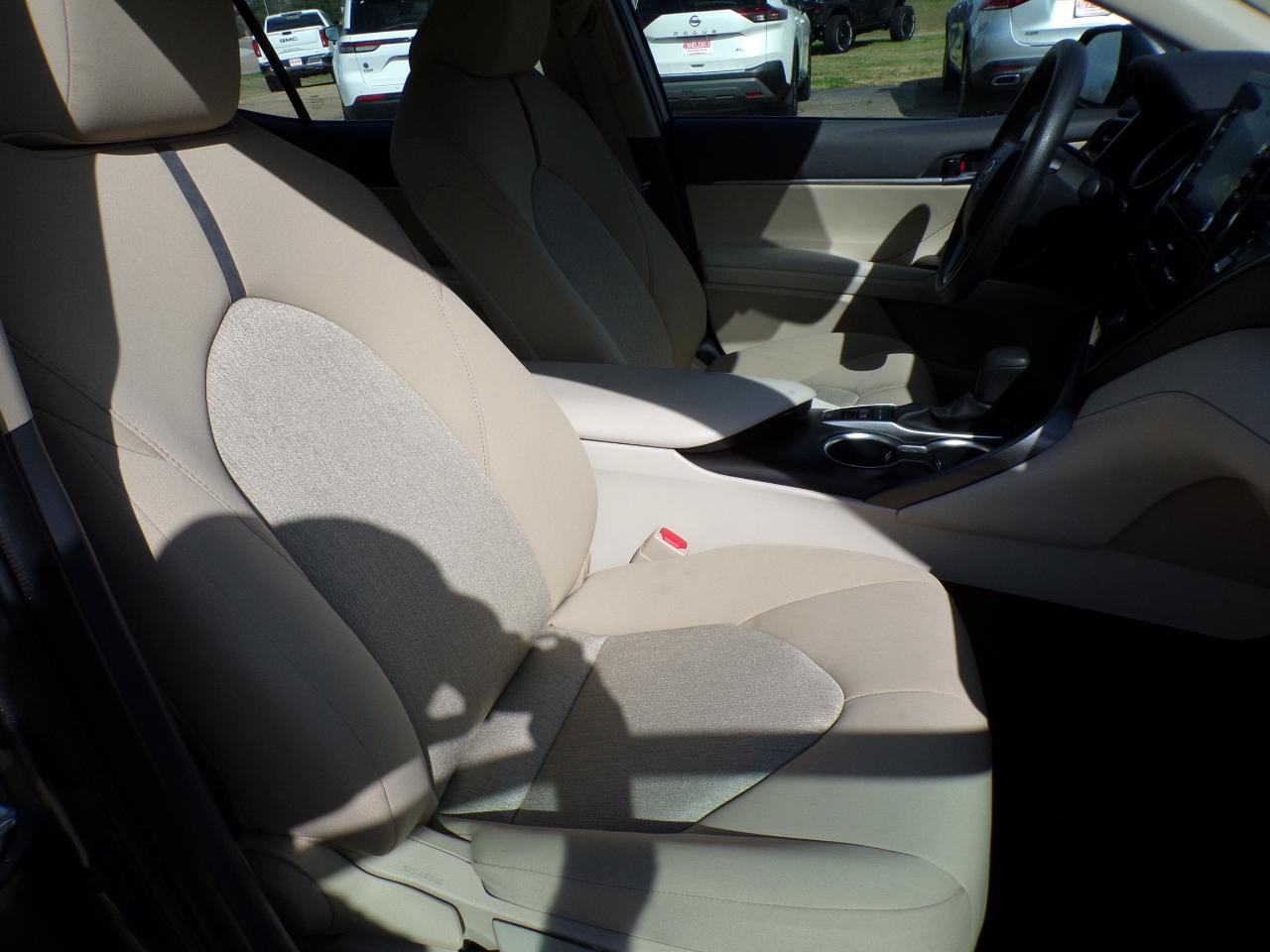 Toyota Camry Hybrid LE CVT (Natl) 2022