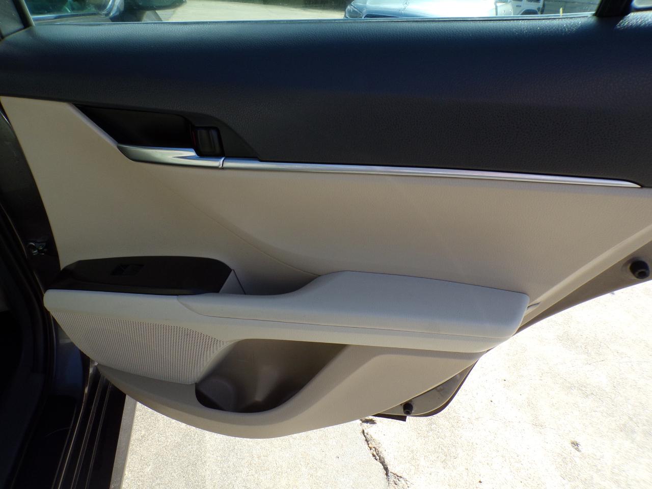 Toyota Camry Hybrid LE CVT (Natl) 2022