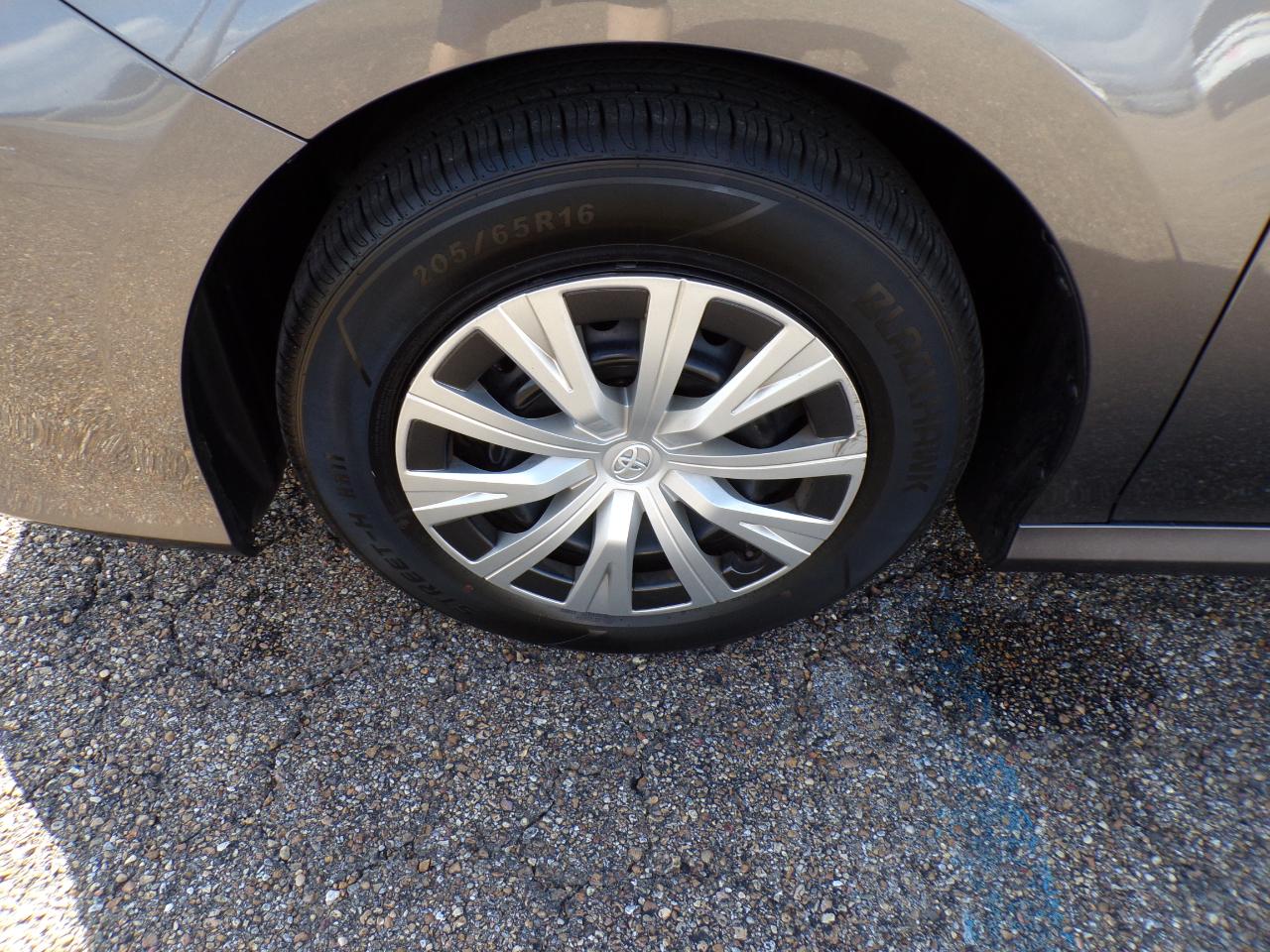 Toyota Camry Hybrid LE CVT (Natl) 2022