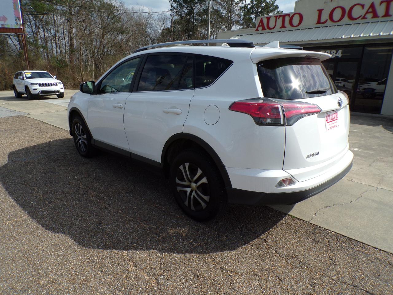 Toyota RAV4 LE FWD (Natl) 2018