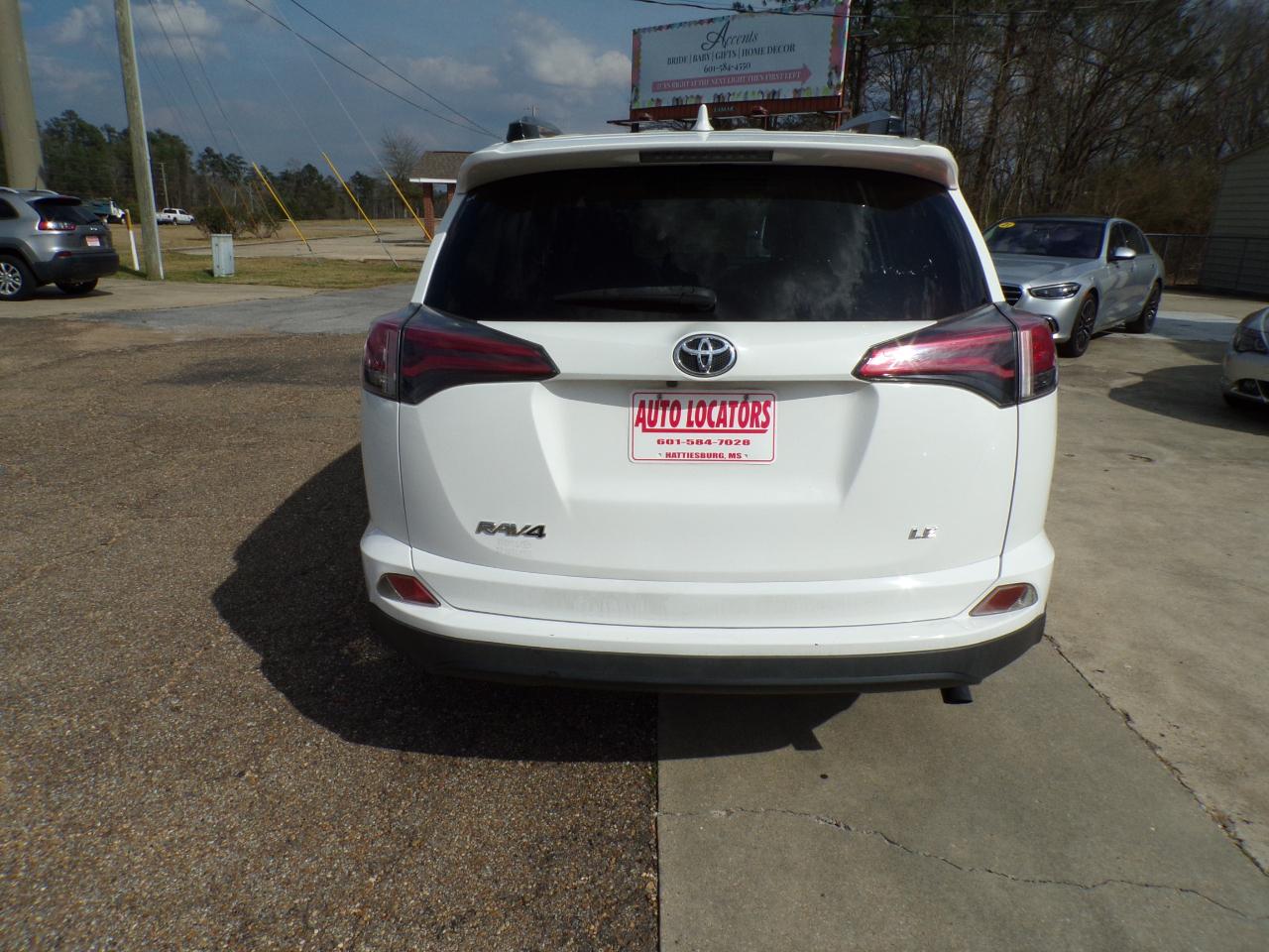 Toyota RAV4 LE FWD (Natl) 2018