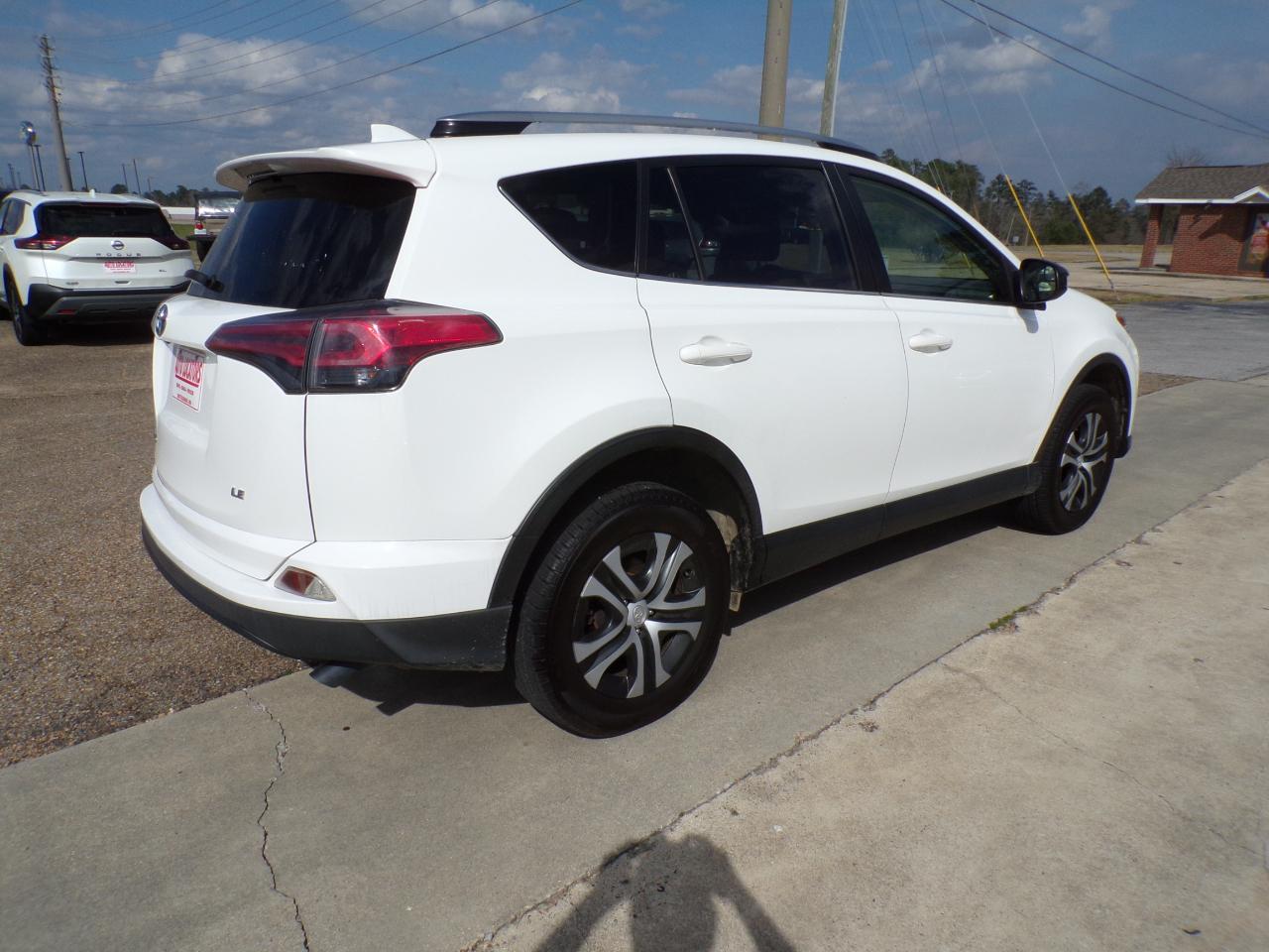 Toyota RAV4 LE FWD (Natl) 2018