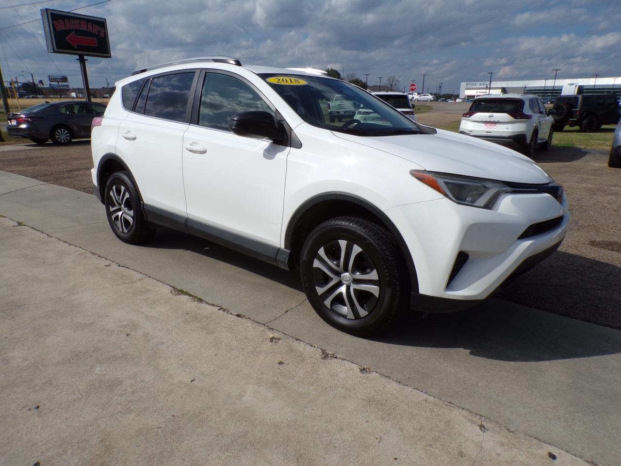 Toyota RAV4 LE FWD (Natl) 2018