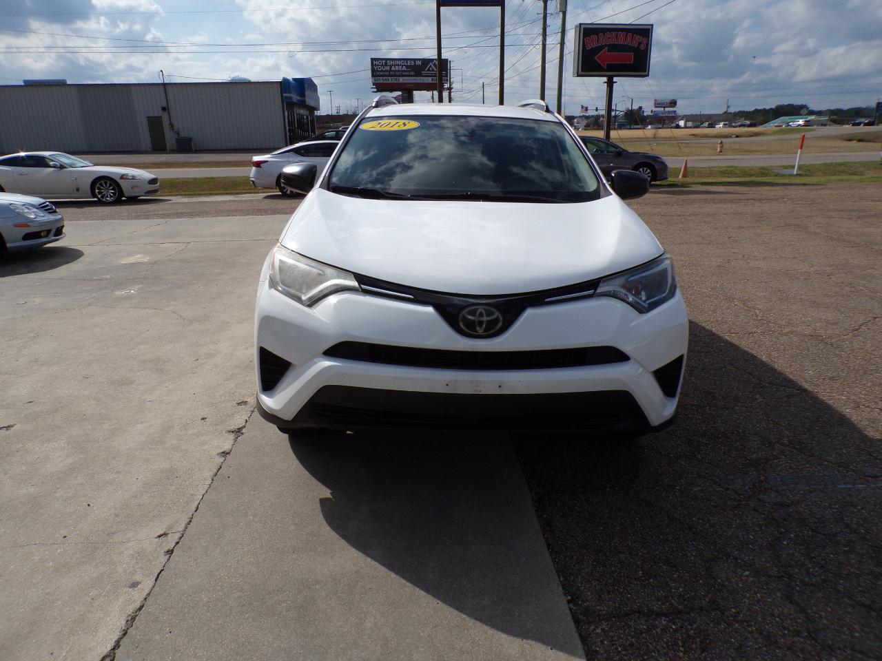 Toyota RAV4 LE FWD (Natl) 2018