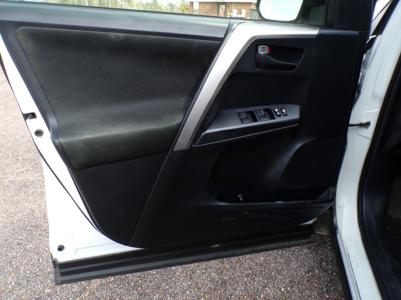 Toyota RAV4 LE FWD (Natl) 2018