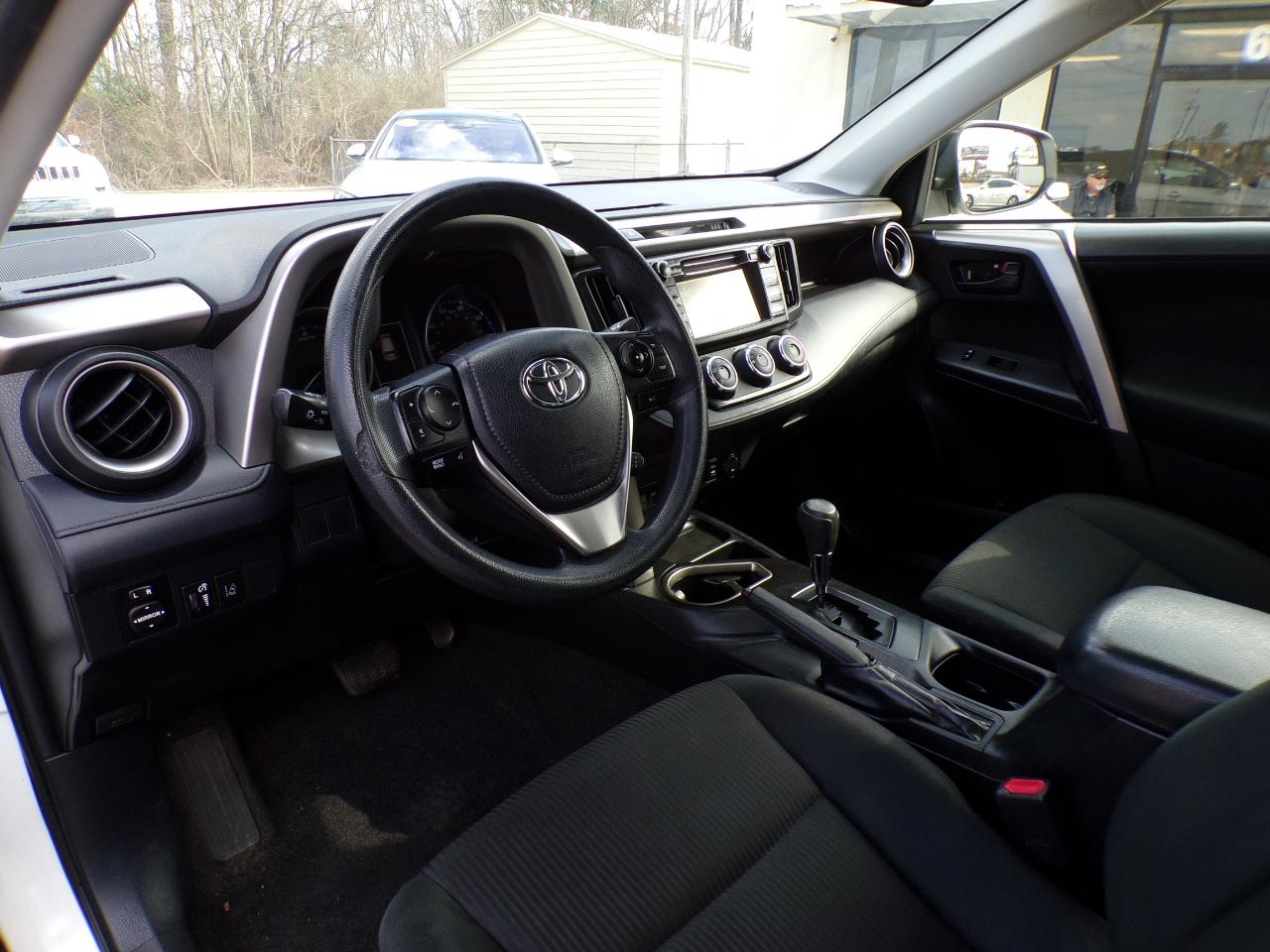 Toyota RAV4 LE FWD (Natl) 2018