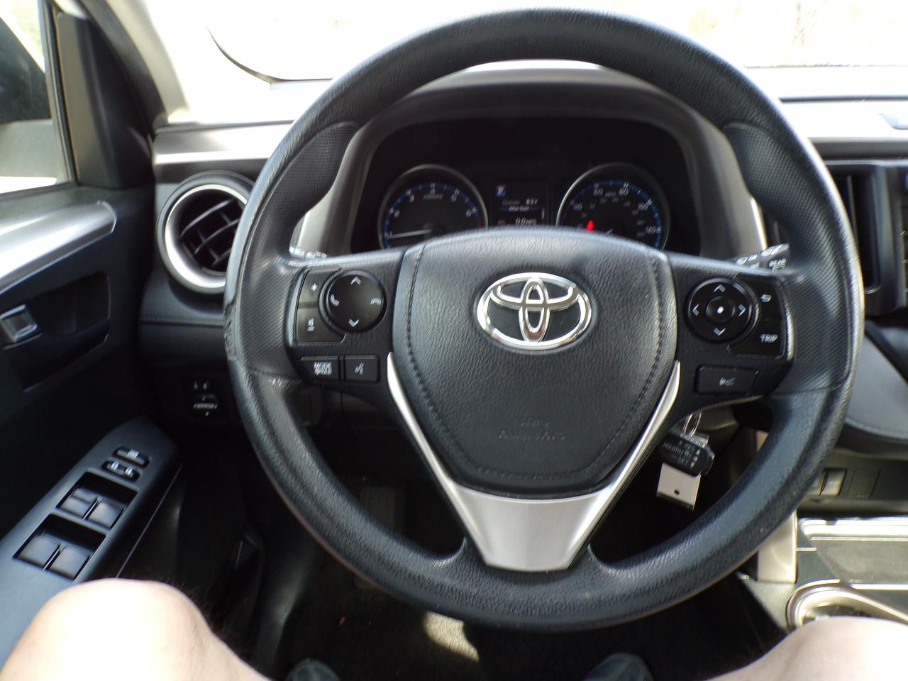 Toyota RAV4 LE FWD (Natl) 2018