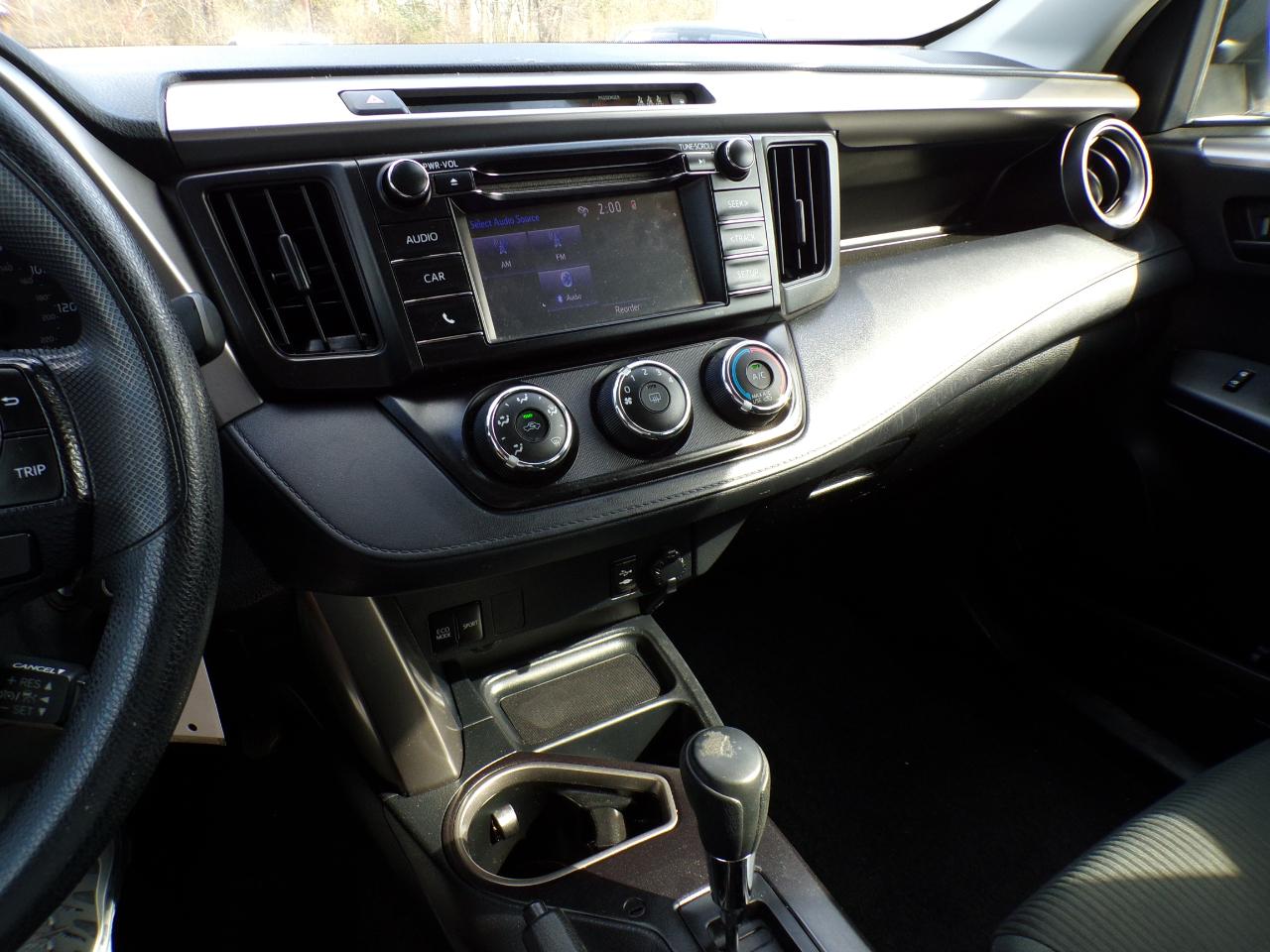 Toyota RAV4 LE FWD (Natl) 2018