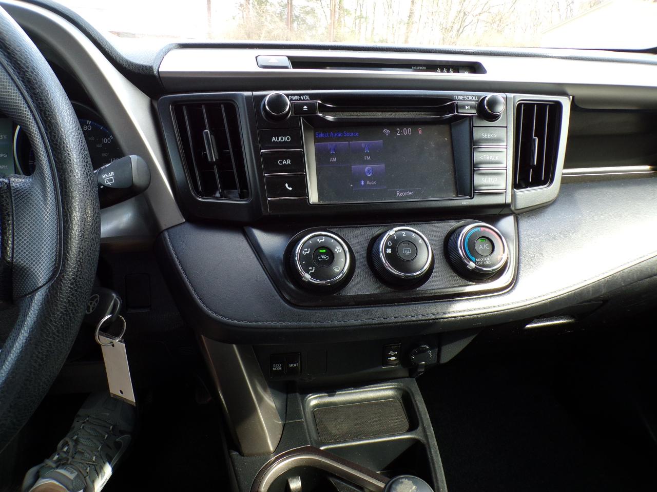 Toyota RAV4 LE FWD (Natl) 2018