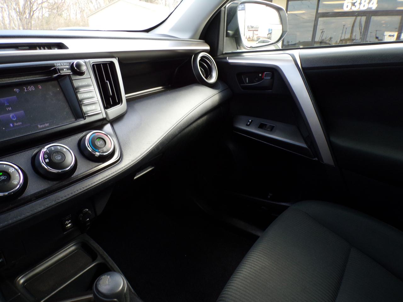 Toyota RAV4 LE FWD (Natl) 2018