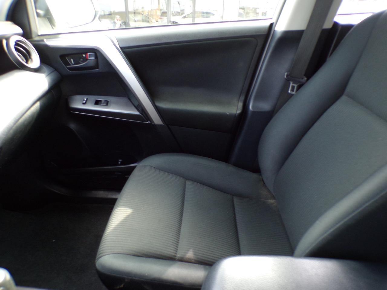 Toyota RAV4 LE FWD (Natl) 2018