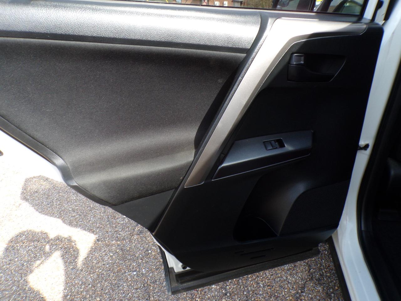 Toyota RAV4 LE FWD (Natl) 2018