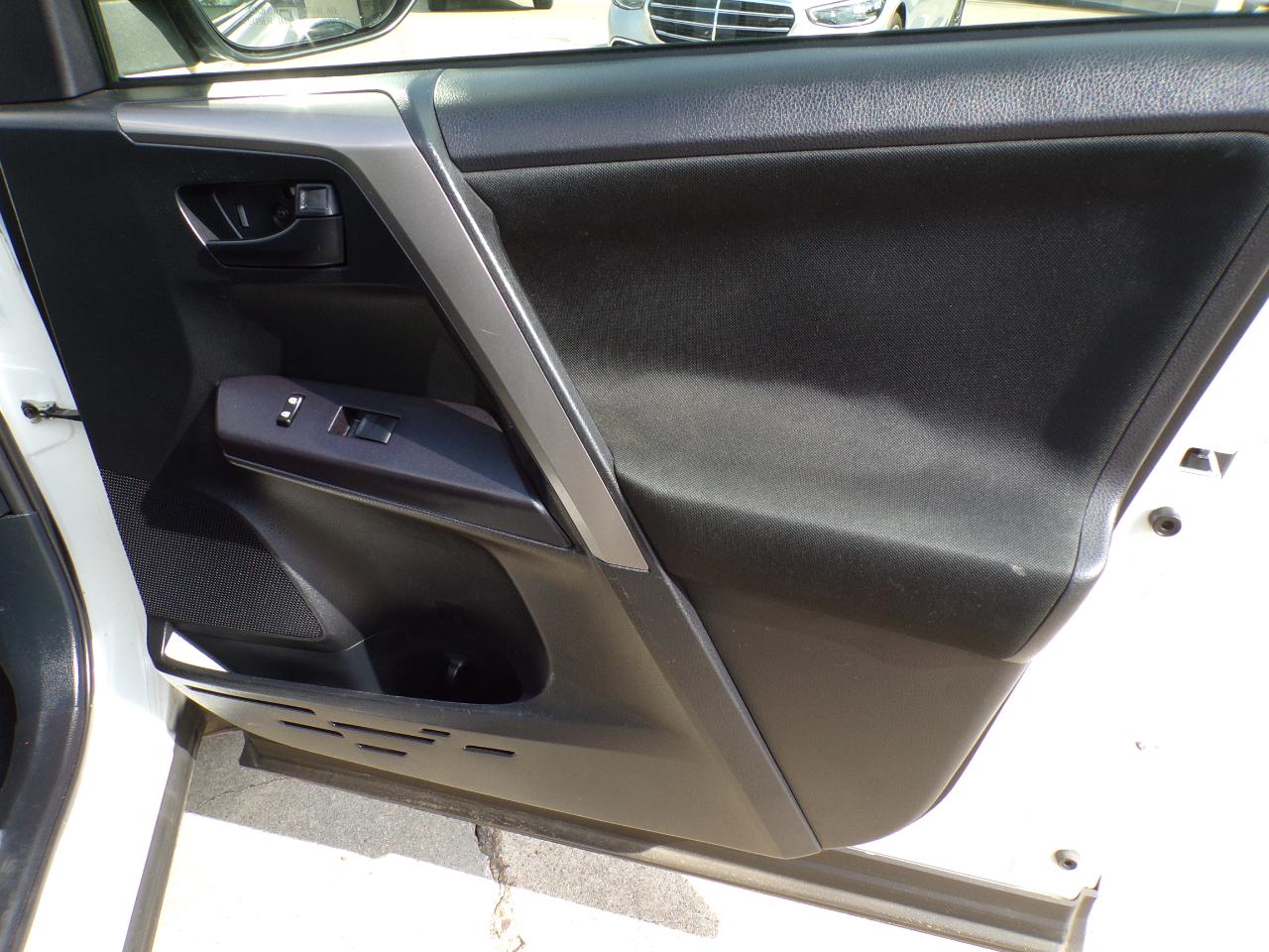 Toyota RAV4 LE FWD (Natl) 2018