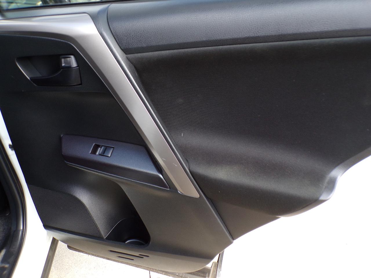 Toyota RAV4 LE FWD (Natl) 2018