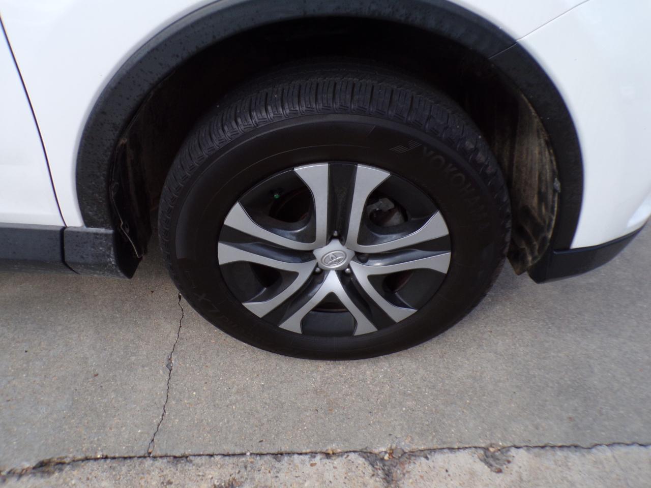 Toyota RAV4 LE FWD (Natl) 2018