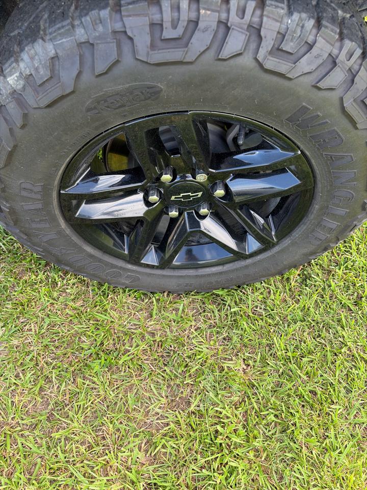 Chevrolet Silverado 1500 Crew Cab Crew Cab 143.5" WB 4WD Z71 2021