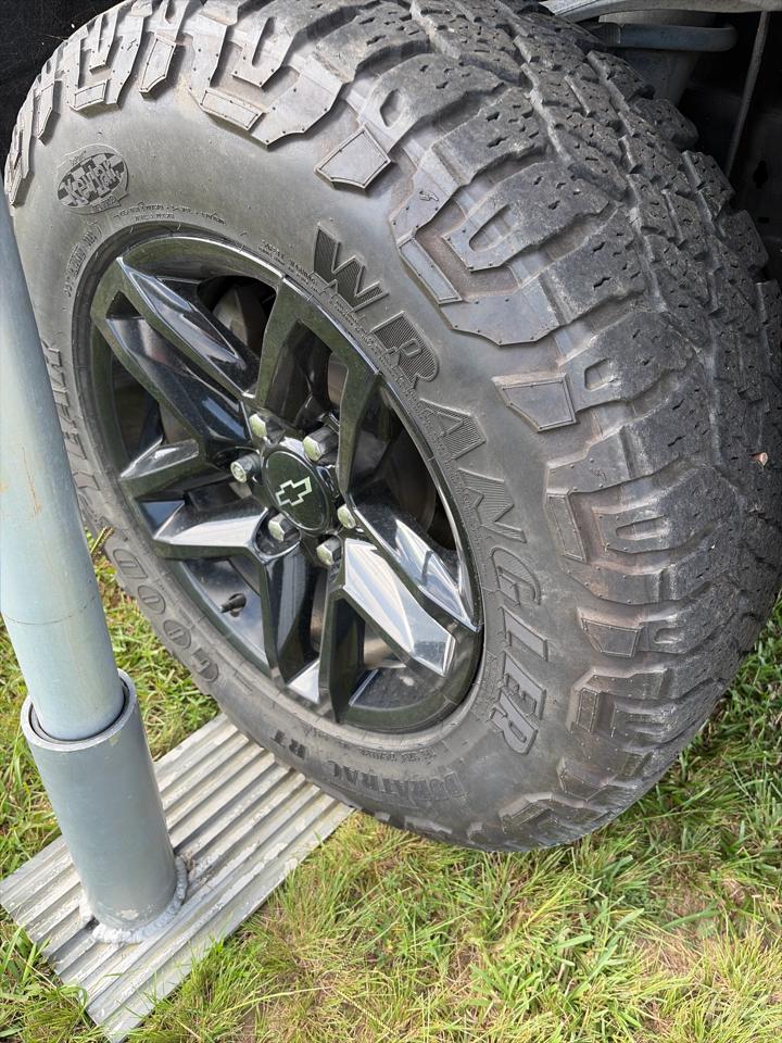 Chevrolet Silverado 1500 Crew Cab Crew Cab 143.5" WB 4WD Z71 2021
