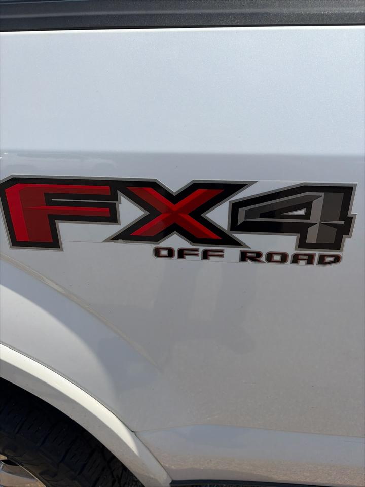 Ford F-150 4WD SuperCrew 157" Lariat w/HD Payload Pkg 2015