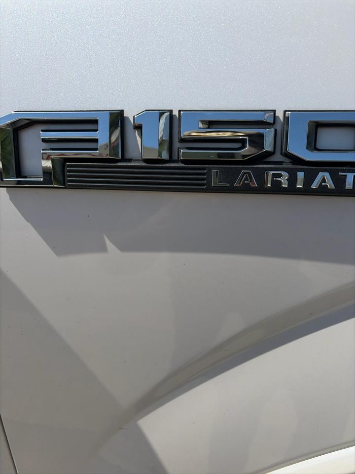 Ford F-150 4WD SuperCrew 157" Lariat w/HD Payload Pkg 2015