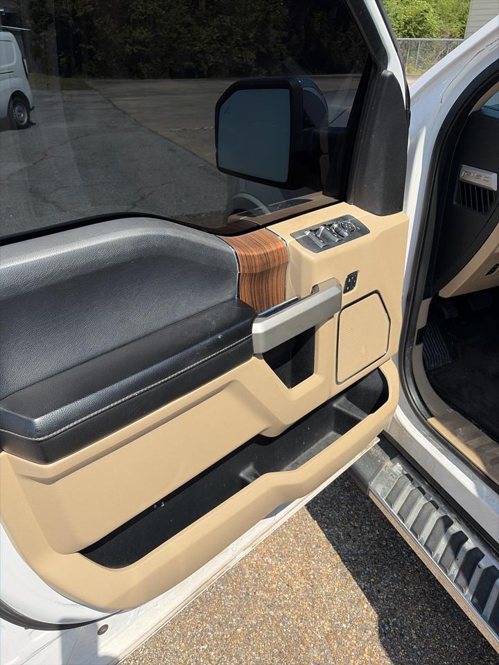 Ford F-150 4WD SuperCrew 157" Lariat w/HD Payload Pkg 2015
