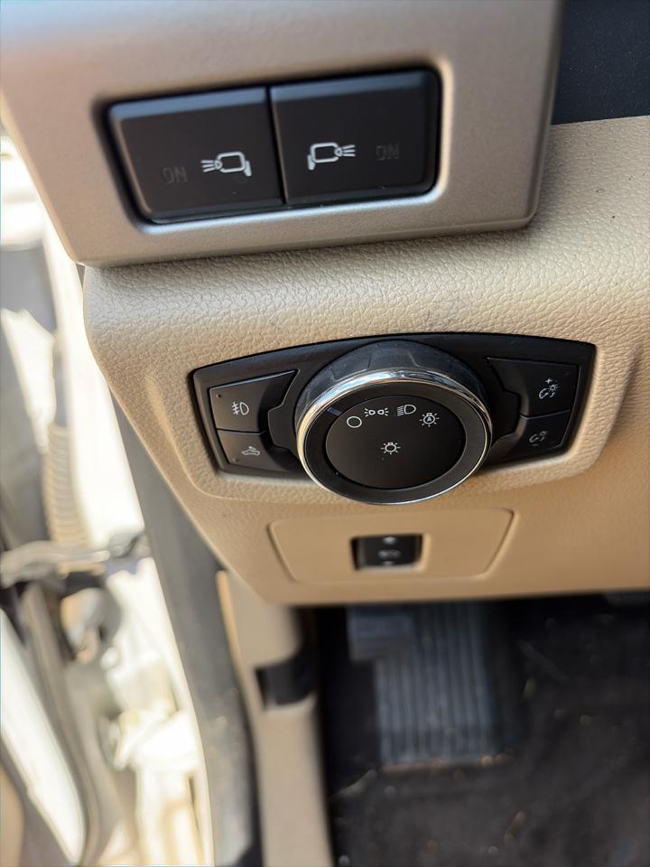Ford F-150 4WD SuperCrew 157" Lariat w/HD Payload Pkg 2015