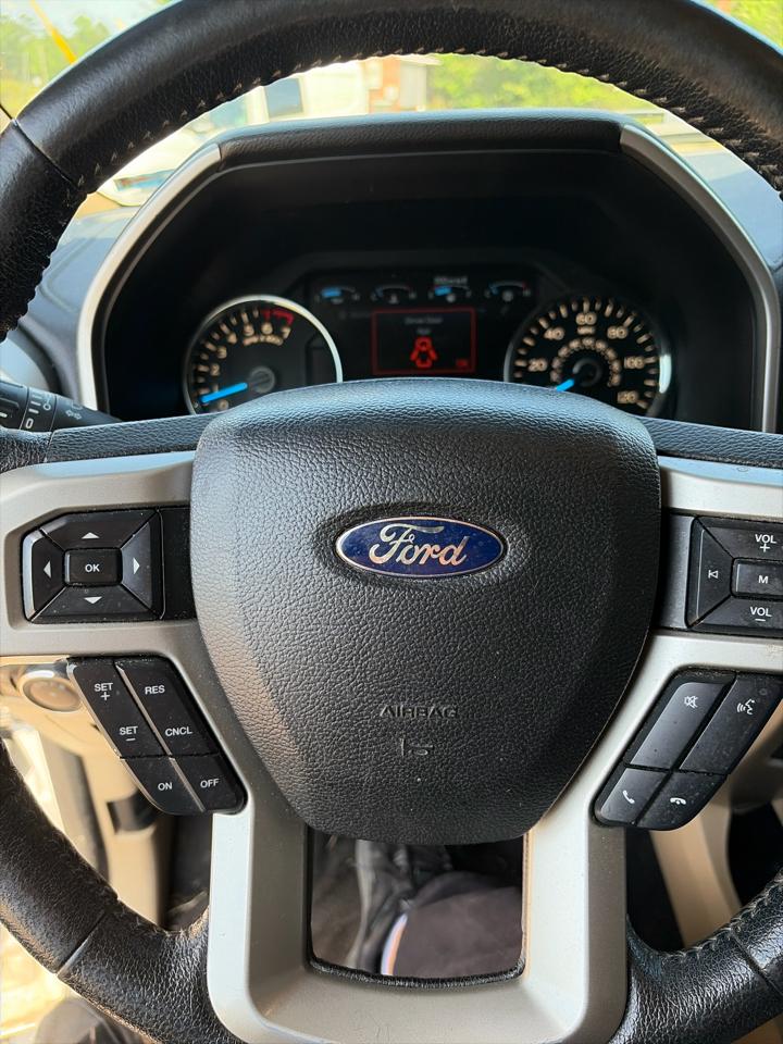 Ford F-150 4WD SuperCrew 157" Lariat w/HD Payload Pkg 2015