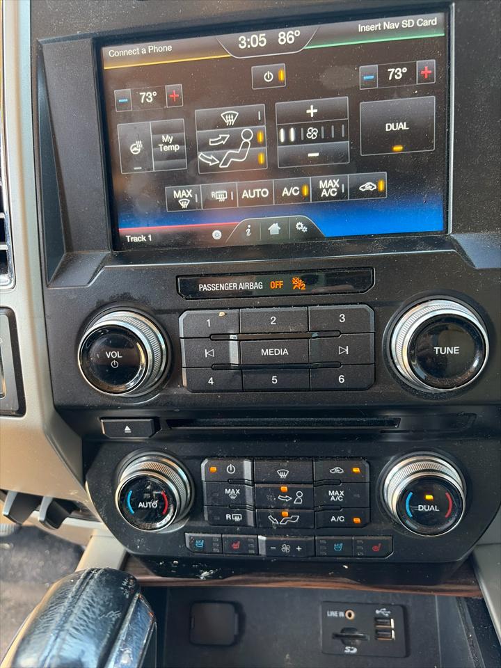 Ford F-150 4WD SuperCrew 157" Lariat w/HD Payload Pkg 2015