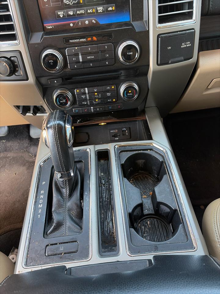 Ford F-150 4WD SuperCrew 157" Lariat w/HD Payload Pkg 2015