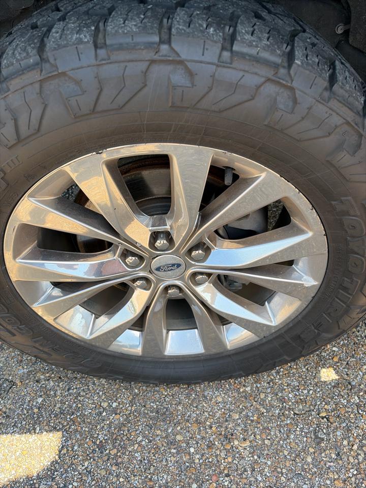 Ford F-150 4WD SuperCrew 157" Lariat w/HD Payload Pkg 2015