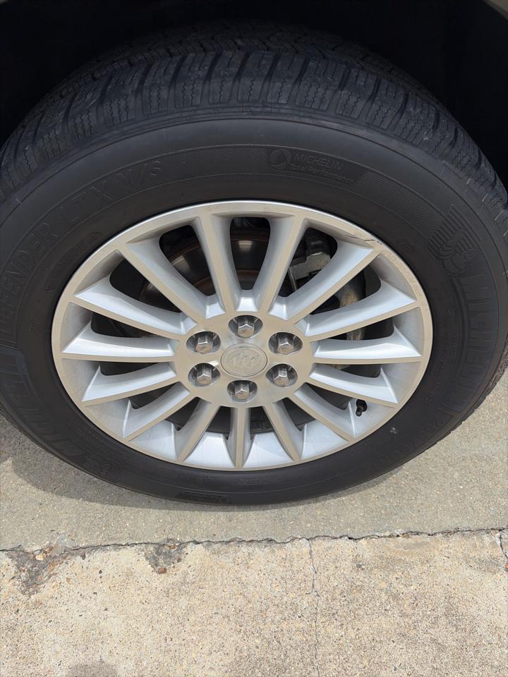 Buick Enclave FWD 4dr Leather 2012
