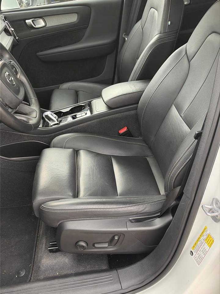 Volvo XC40 B5 AWD Plus Bright Theme 2024