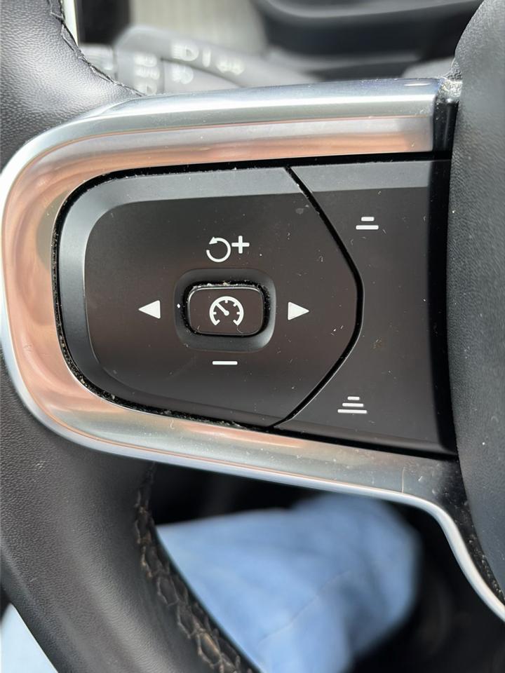 Volvo XC40 B5 AWD Plus Bright Theme 2024