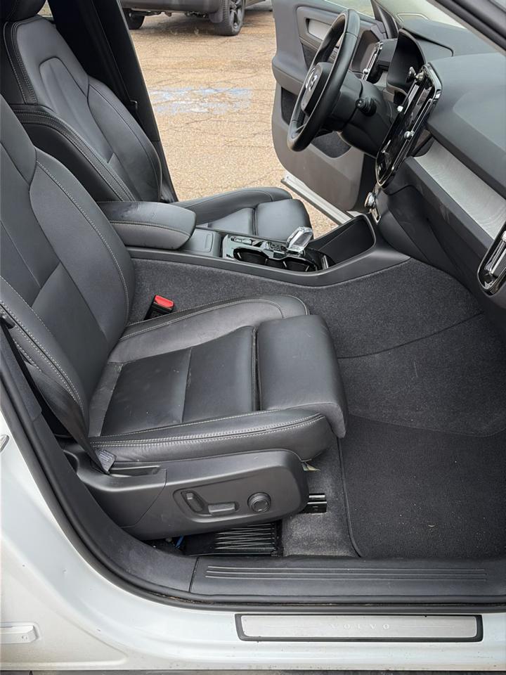 Volvo XC40 B5 AWD Plus Bright Theme 2024
