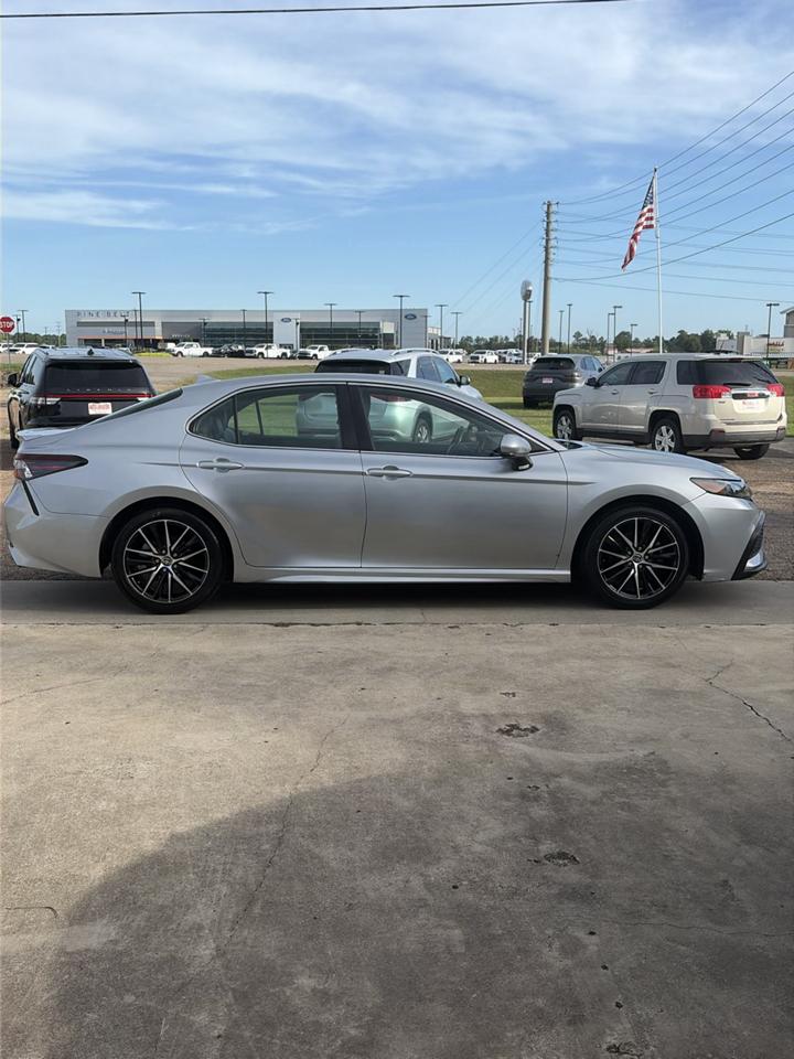Toyota Camry SE Auto (Natl) 2021